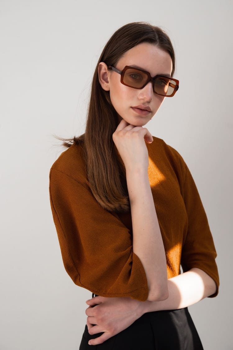 Gafas de sol de colores 1/18 by basique eyewear-Óptica Gran Vía Barcelona